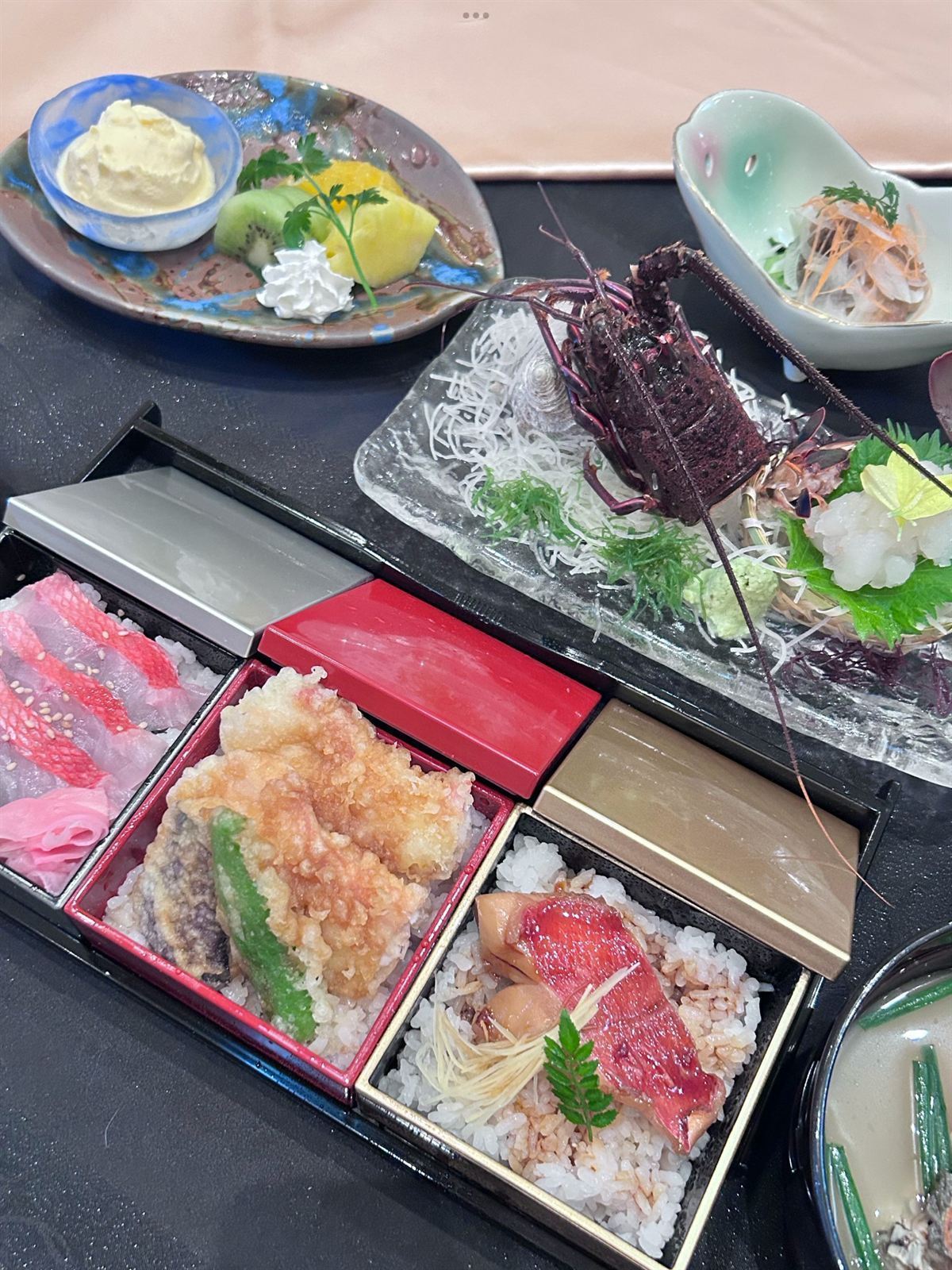 金目鯛三色丼と伊勢海老のお刺身定食